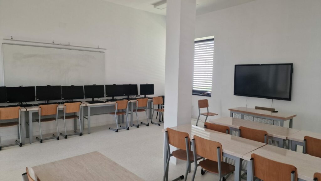 Laboratorul e-Jurnalism: stații de lucru și ecran interactiv
