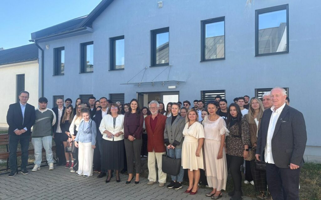 Studenți și cadre didactice în fața sediului Departamentului de Științe Politice și Științele Comunicării